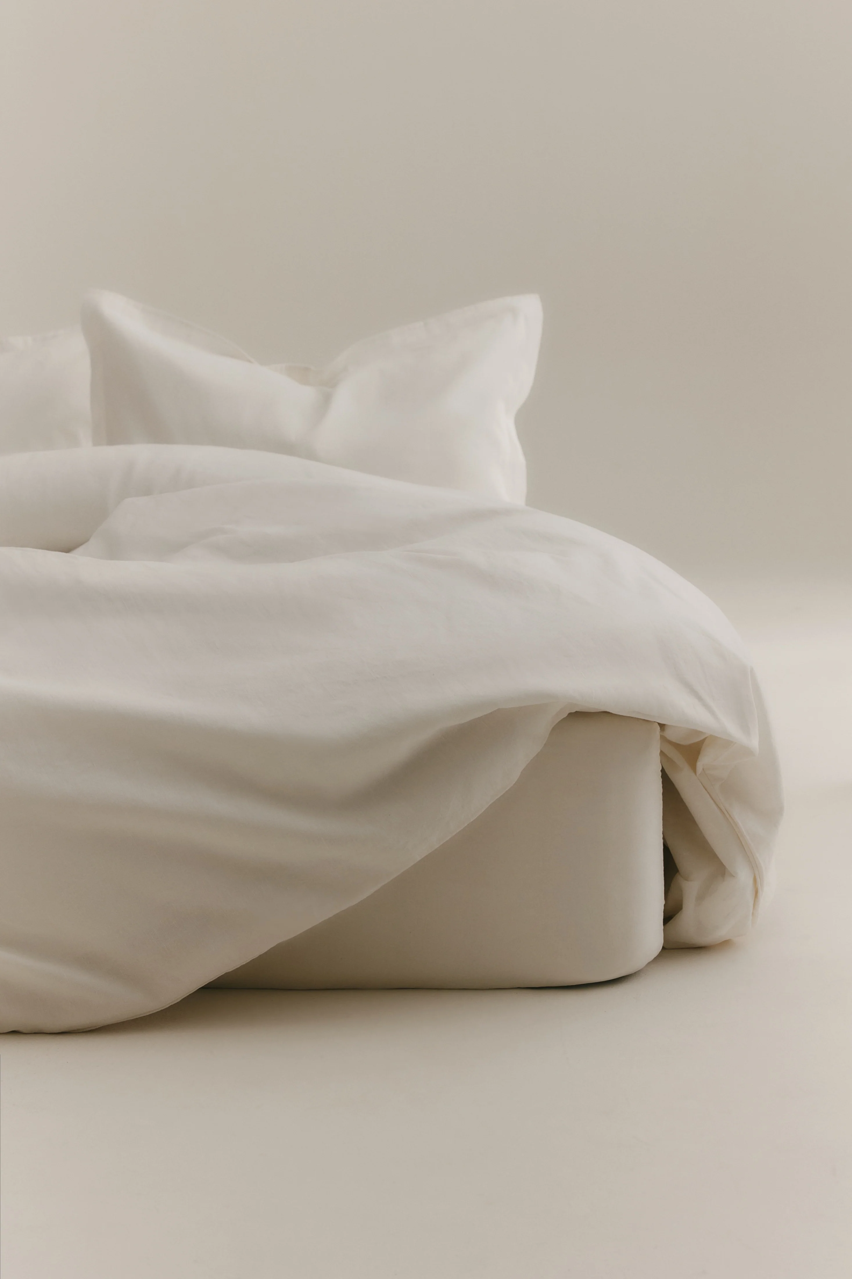 Linen Duvet Cover and Pillow Sham Set in White - Image 3