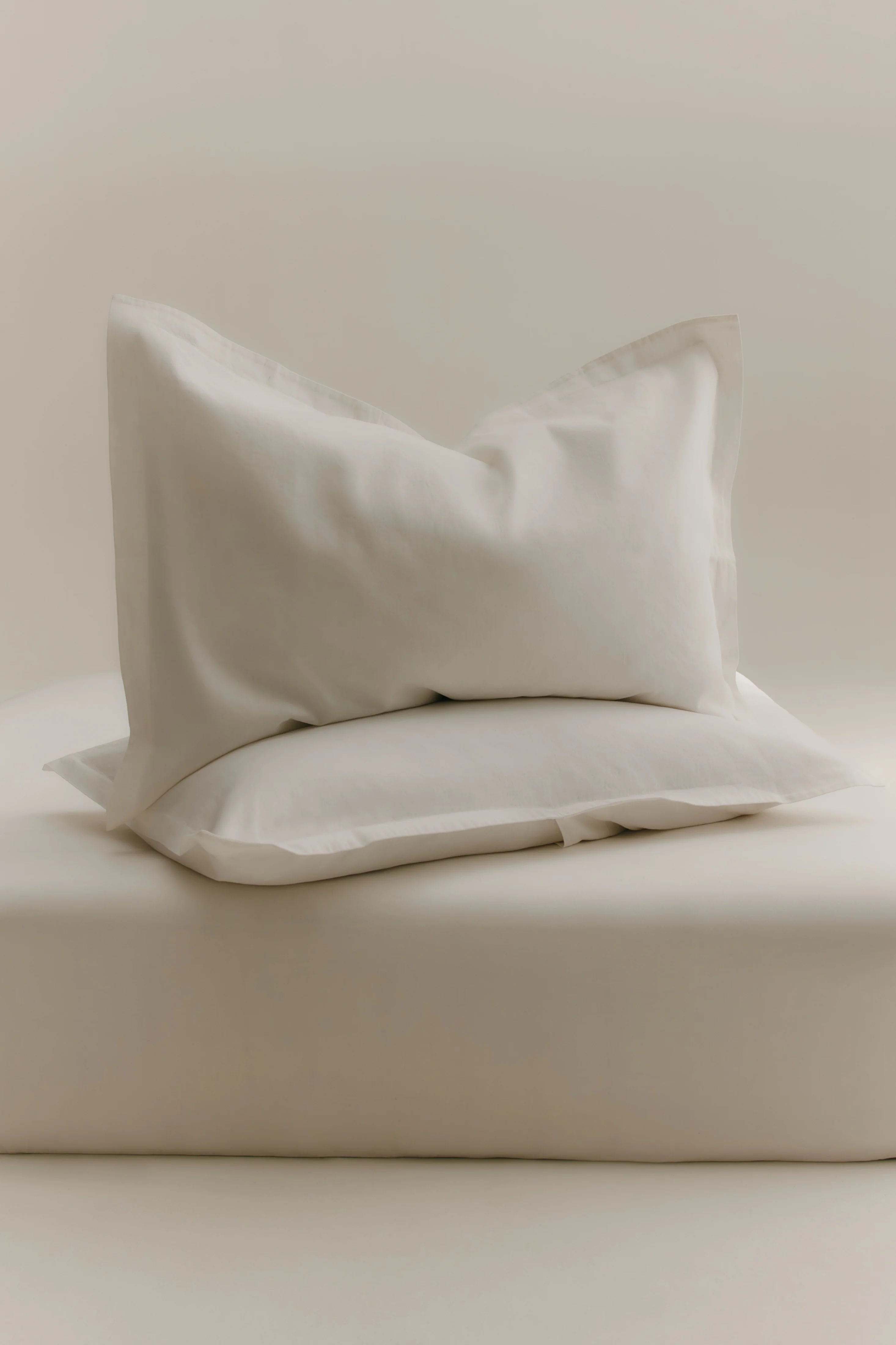 Linen Duvet Cover and Pillow Sham Set in White - Image 4