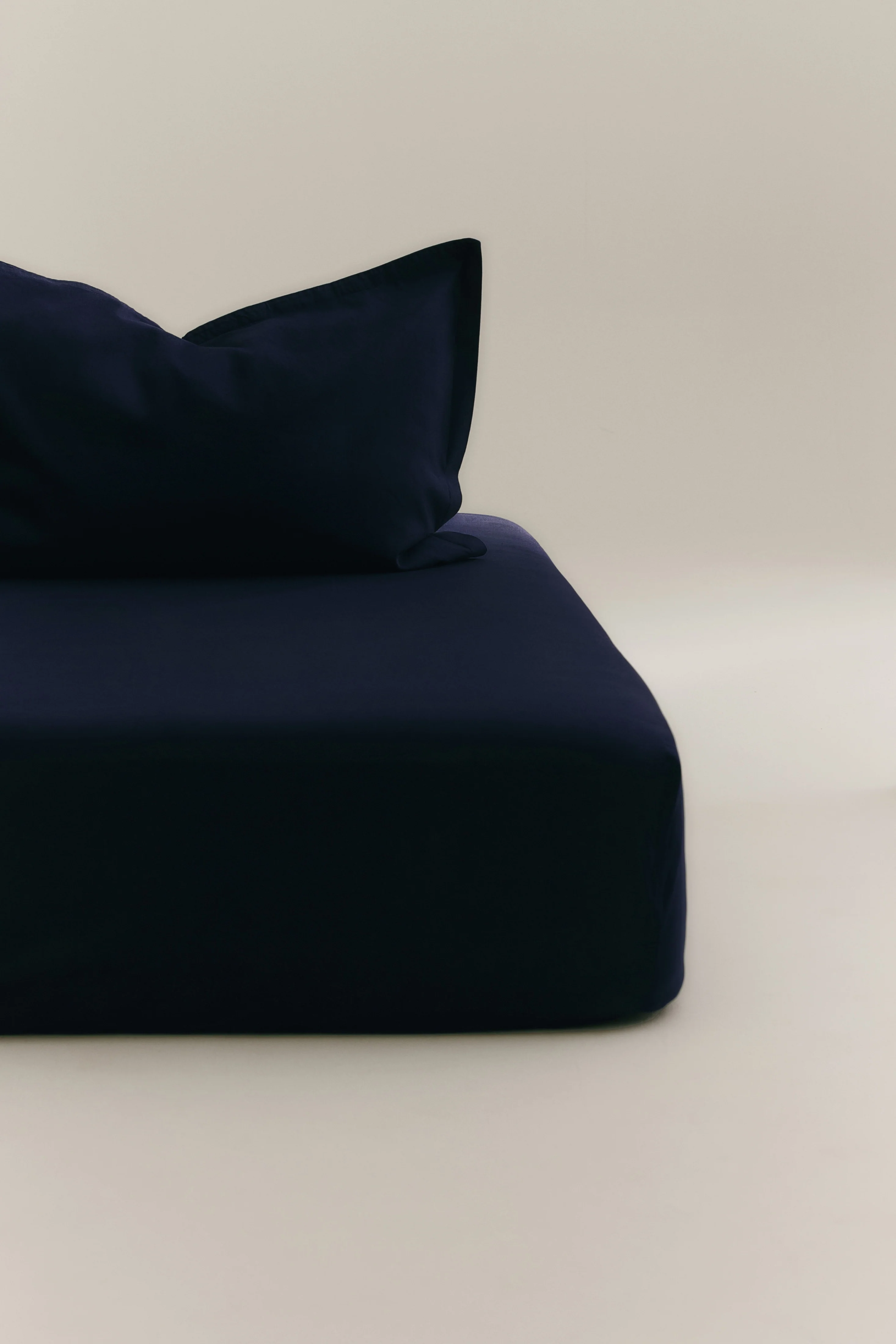 Linen Fitted Sheet and Pillowcase Set in Maritime - Image 3