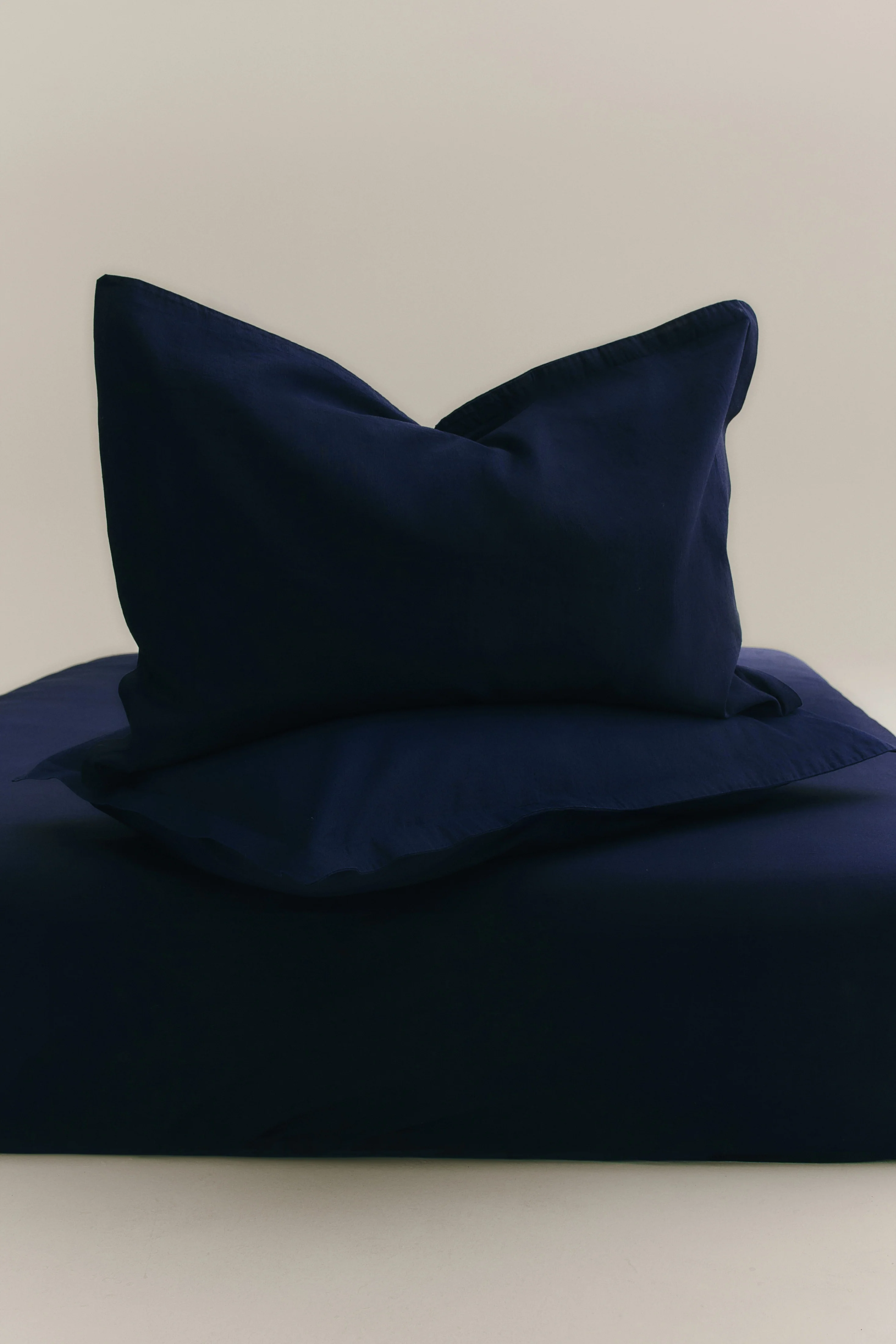 Linen Fitted Sheet and Pillowcase Set in Maritime - Image 4