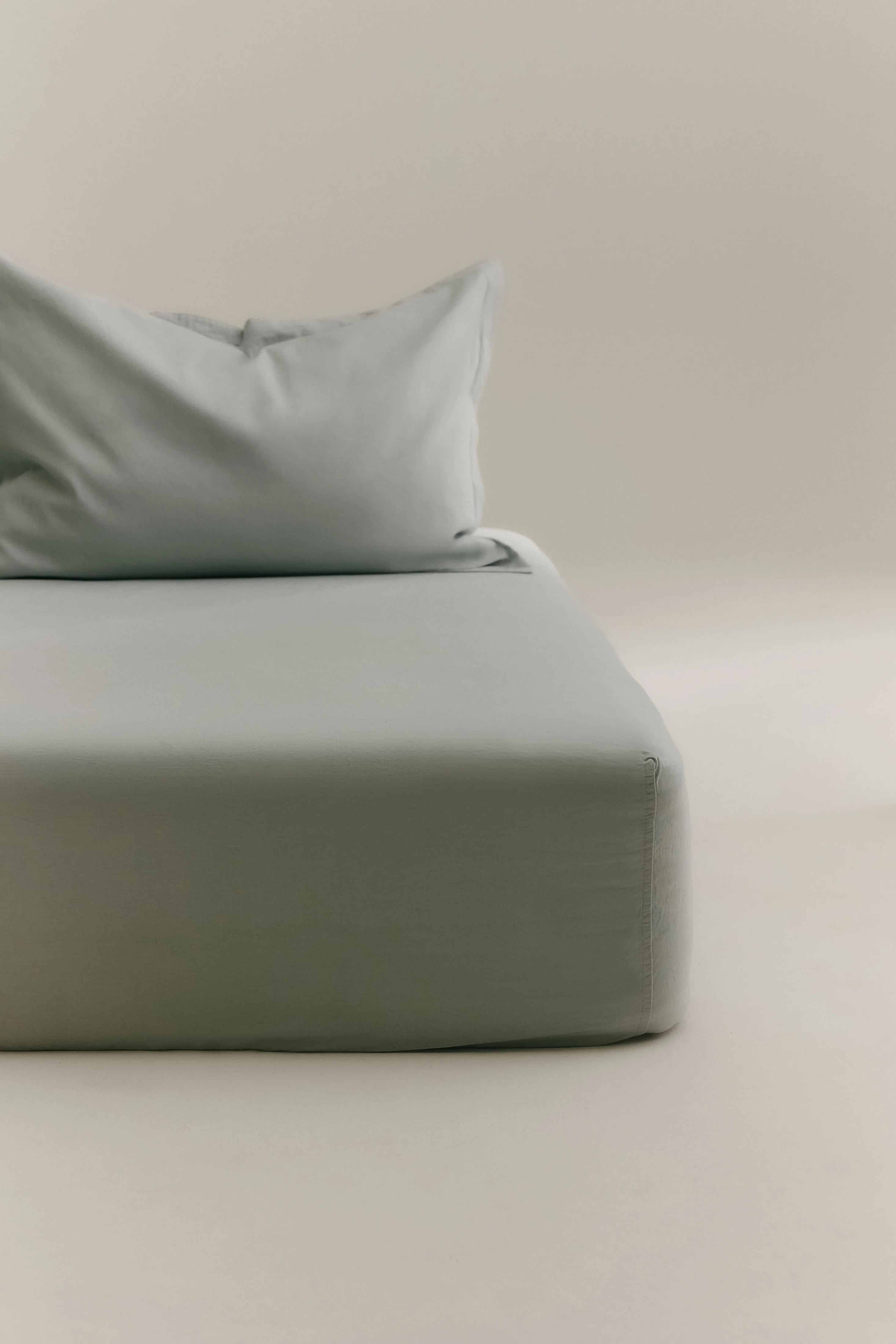 Linen Fitted Sheet and Pillowcase Set in Puritan Grey - Image 3