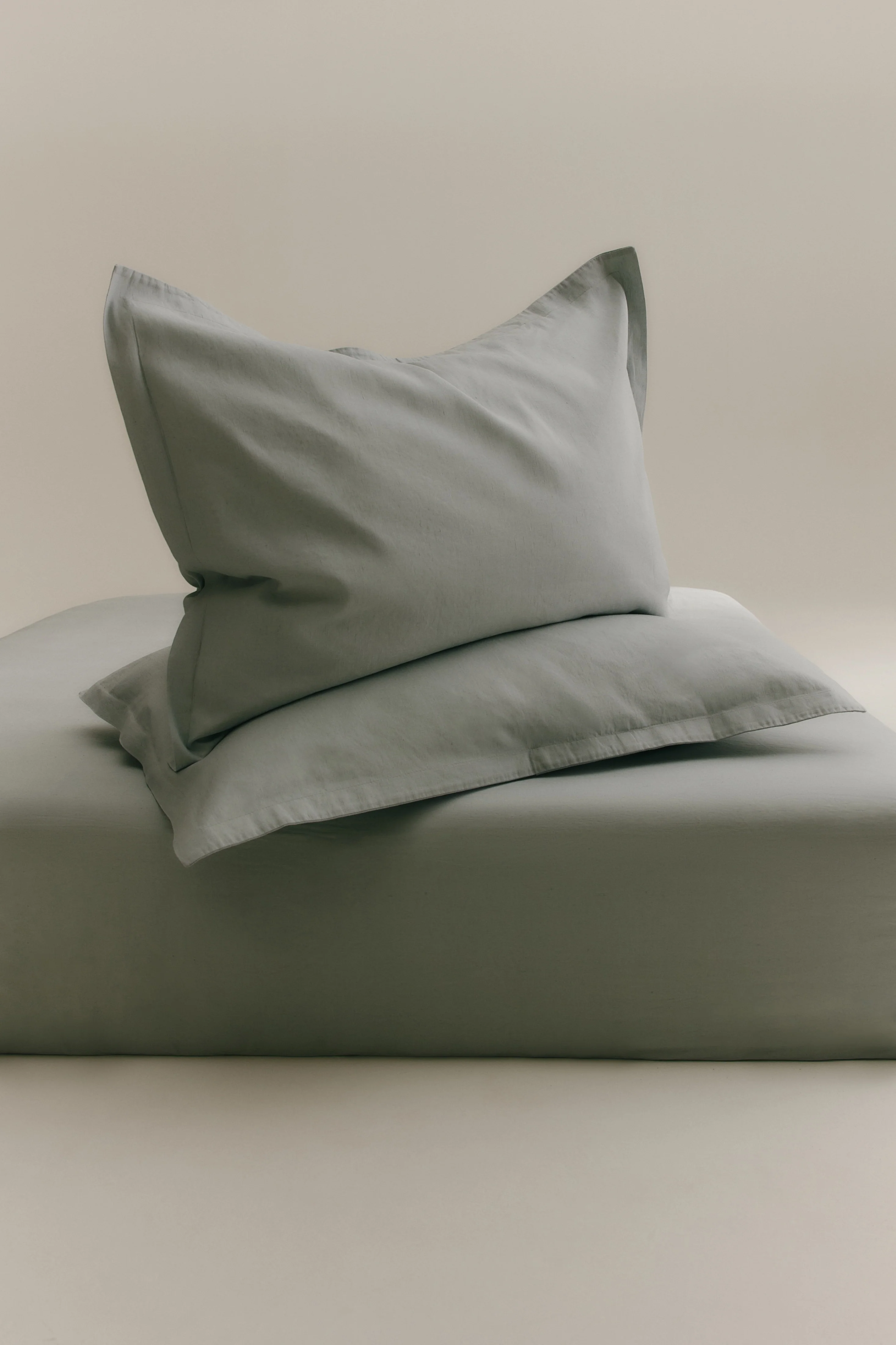 Linen Fitted Sheet and Pillowcase Set in Puritan Grey - Image 4
