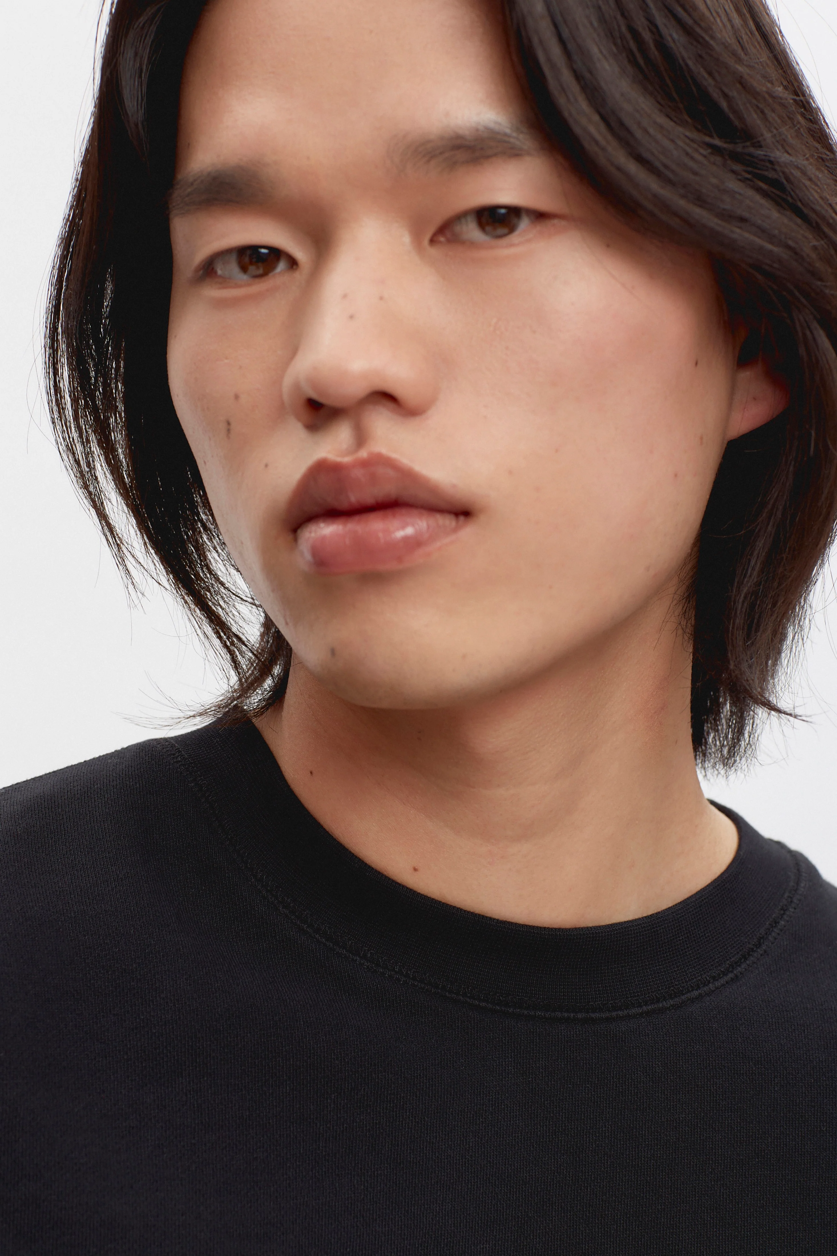 Essential Sweatshirt in Black - Image 4