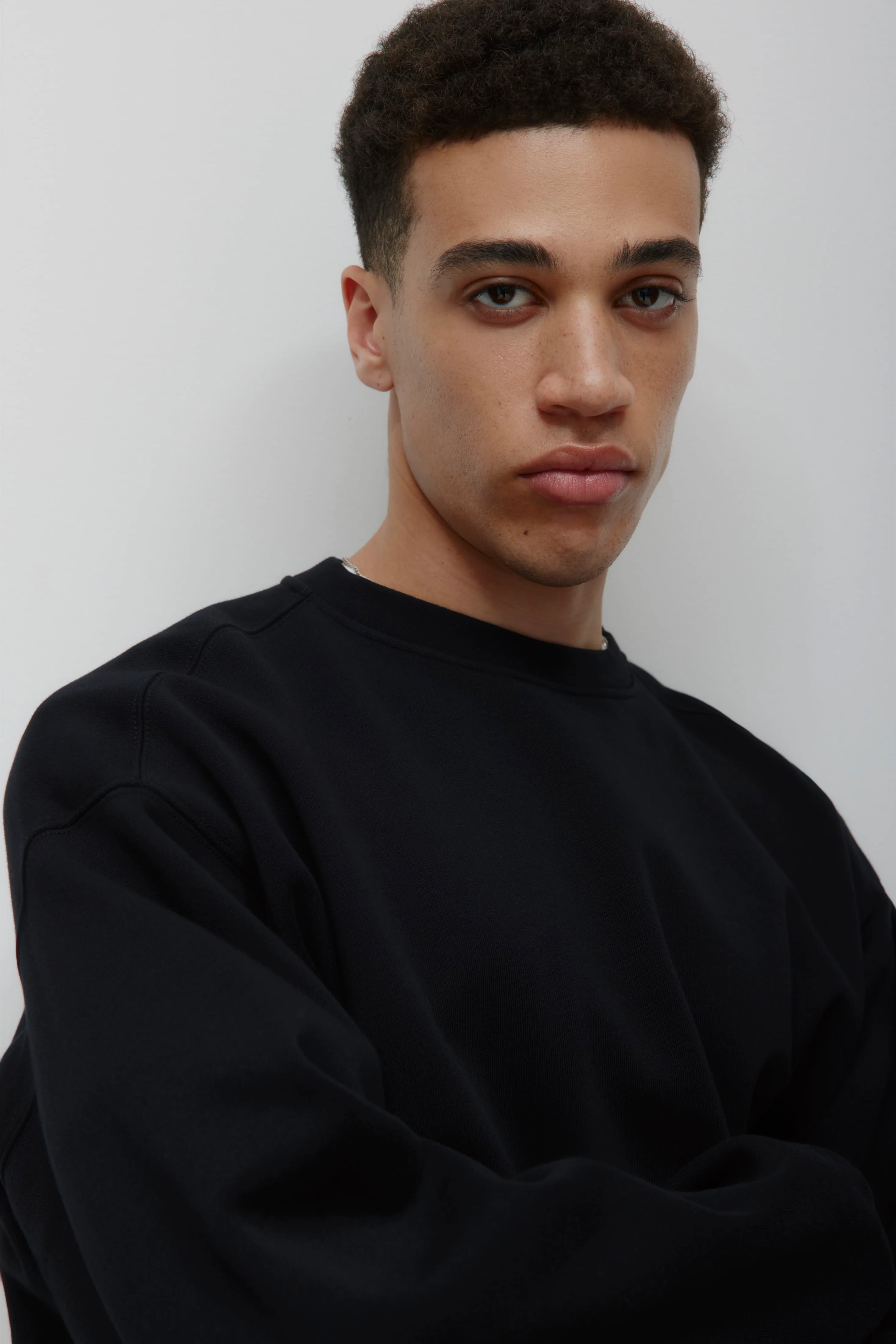 Men's Essential Sweatshirt in Black - Image 5