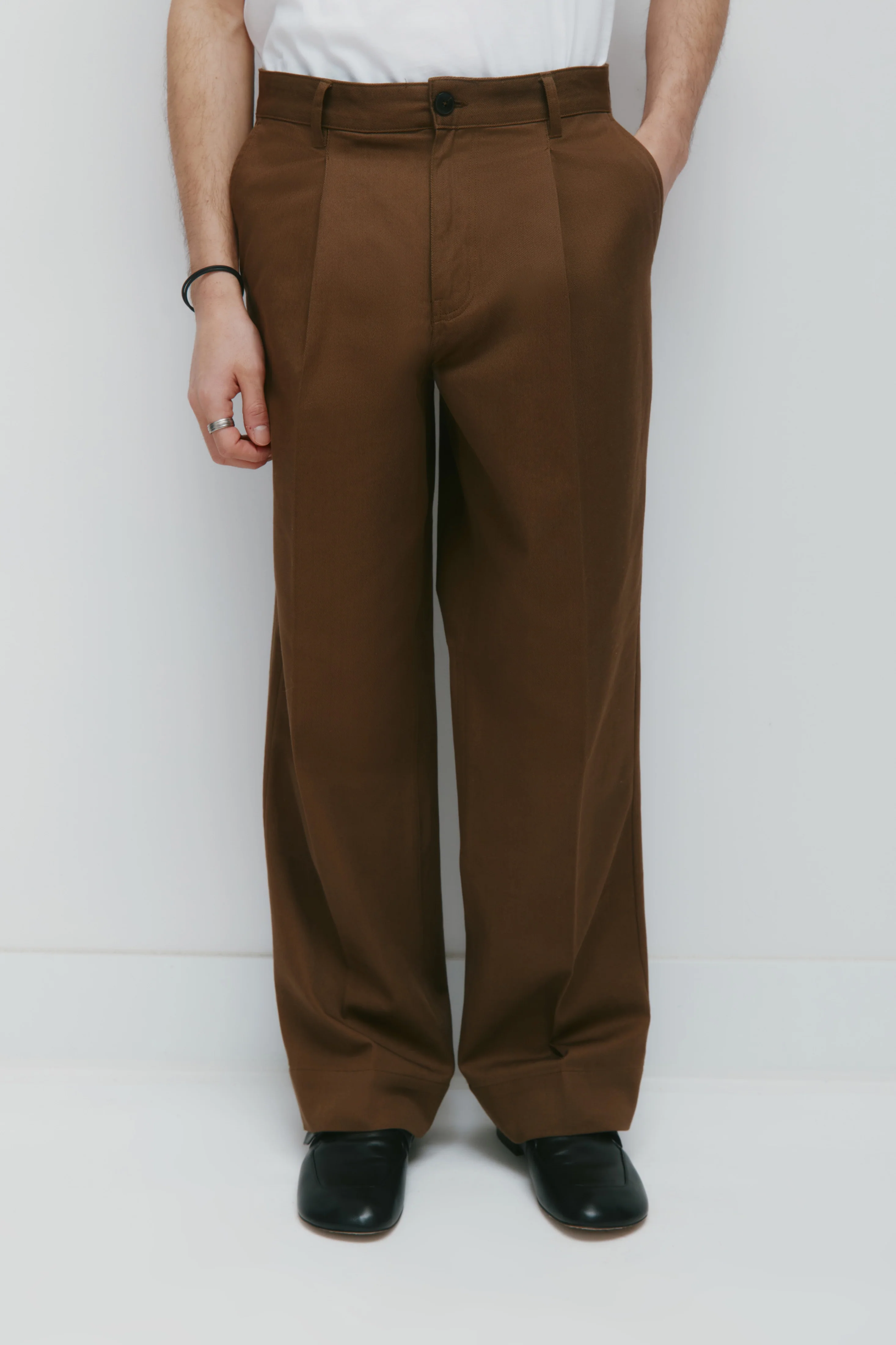 Men's Nilus Trouser in Walnut - Image 3