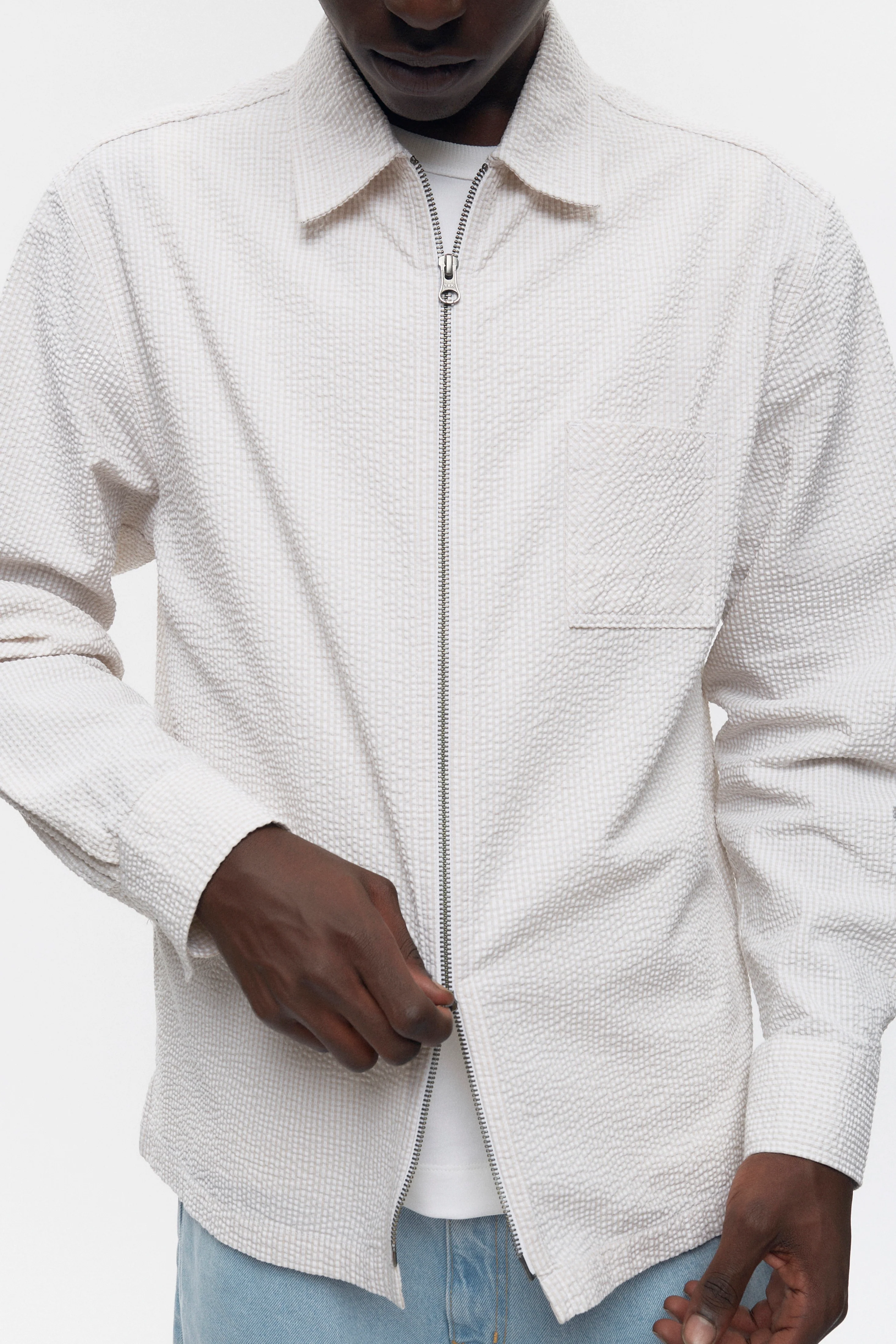 Men's Seersucker Full Zip Shirt in Fog/White - Image 4