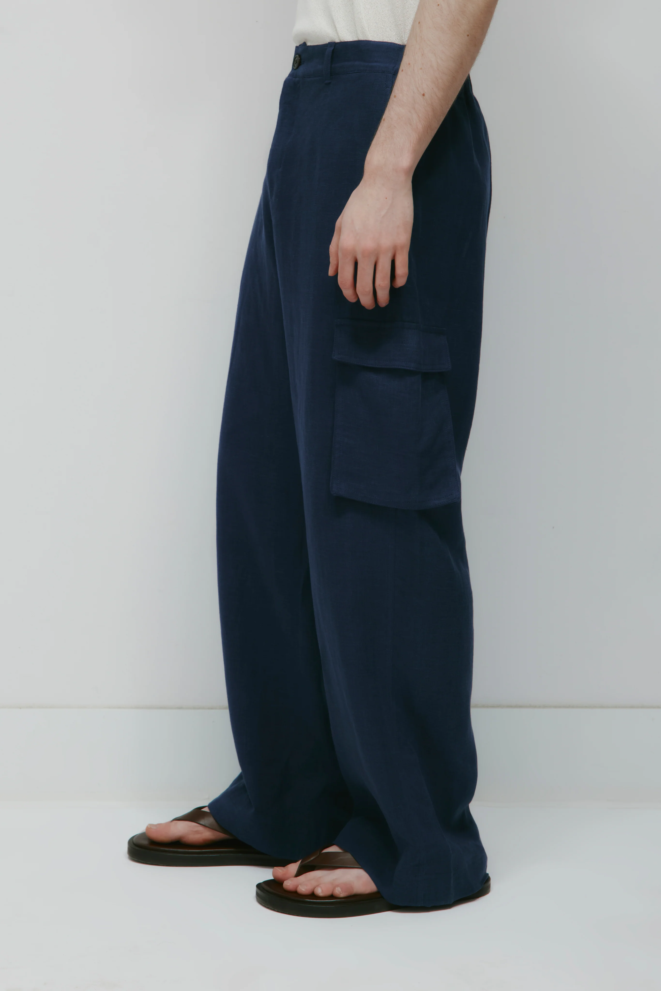 Men's Sila Linen Cargo Pant in Dark Indigo - Image 5