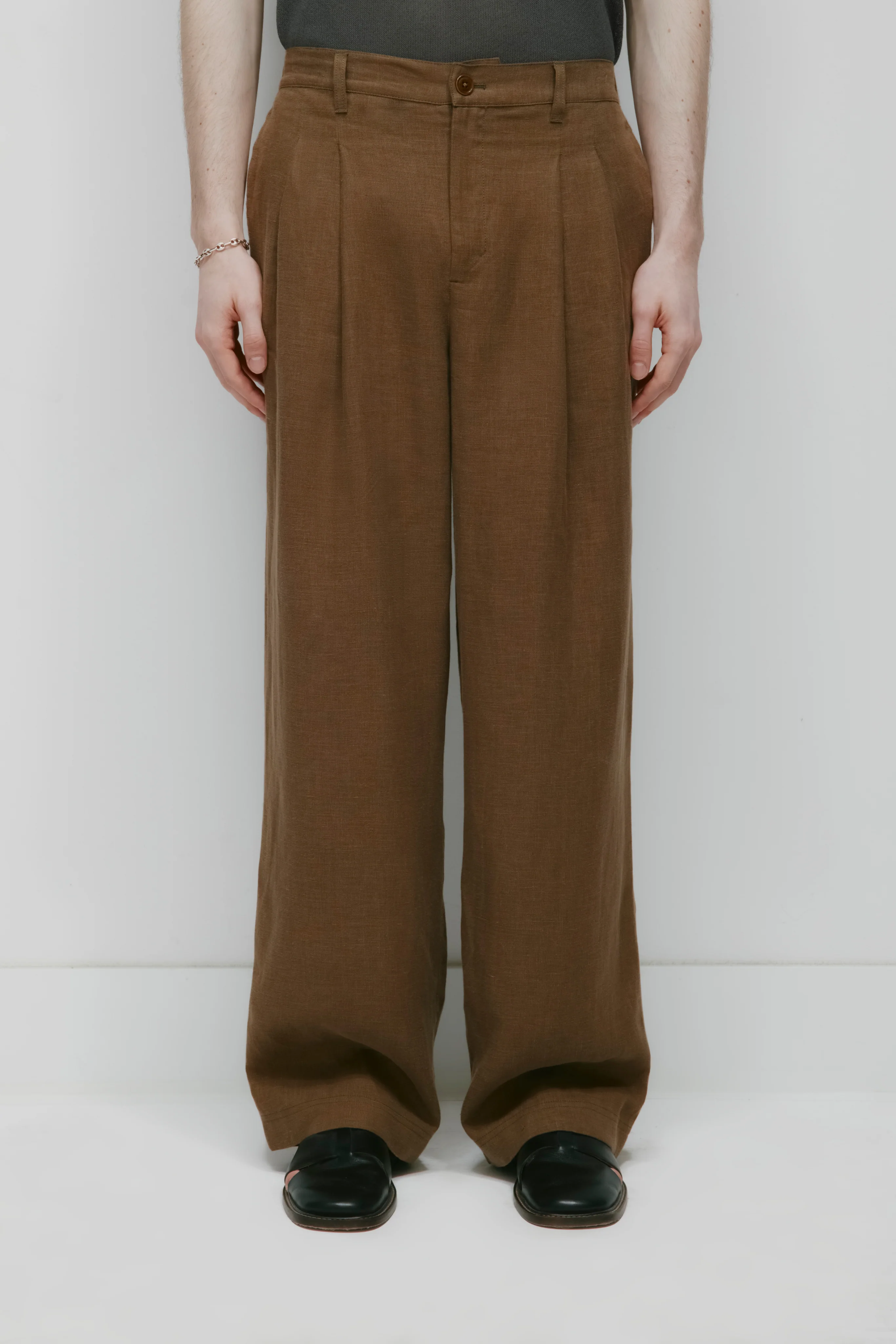 Men's Sila Linen Trouser in Teak - Image 2