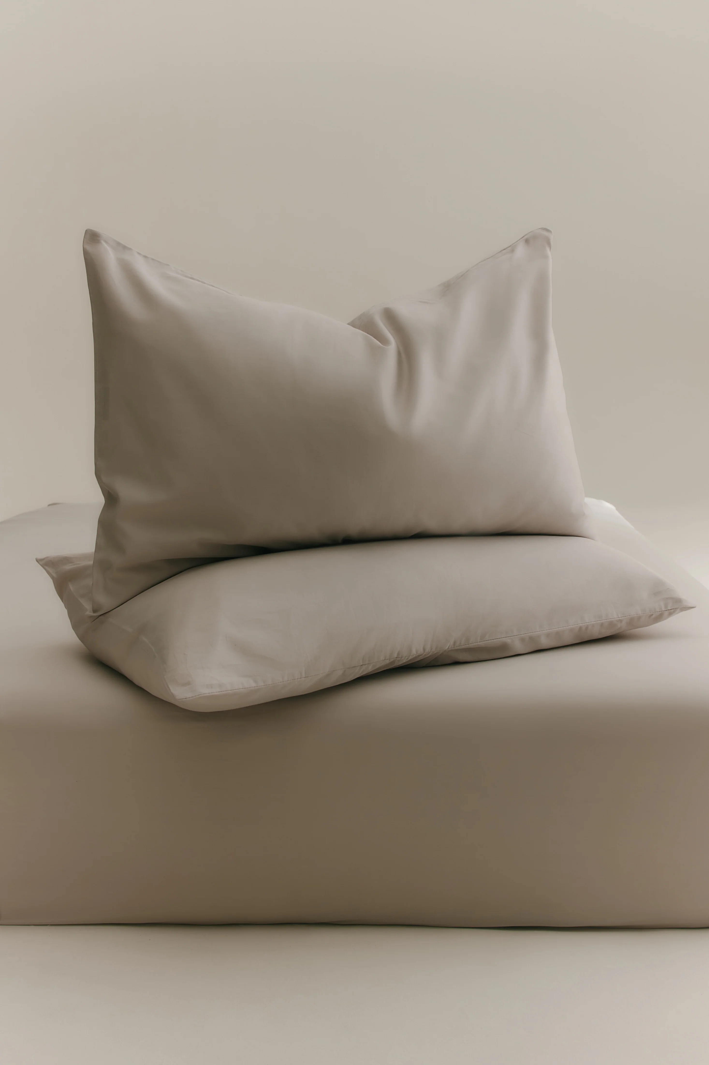Fitted Sheet and Pillowcase Set in Aluminum - Image 4