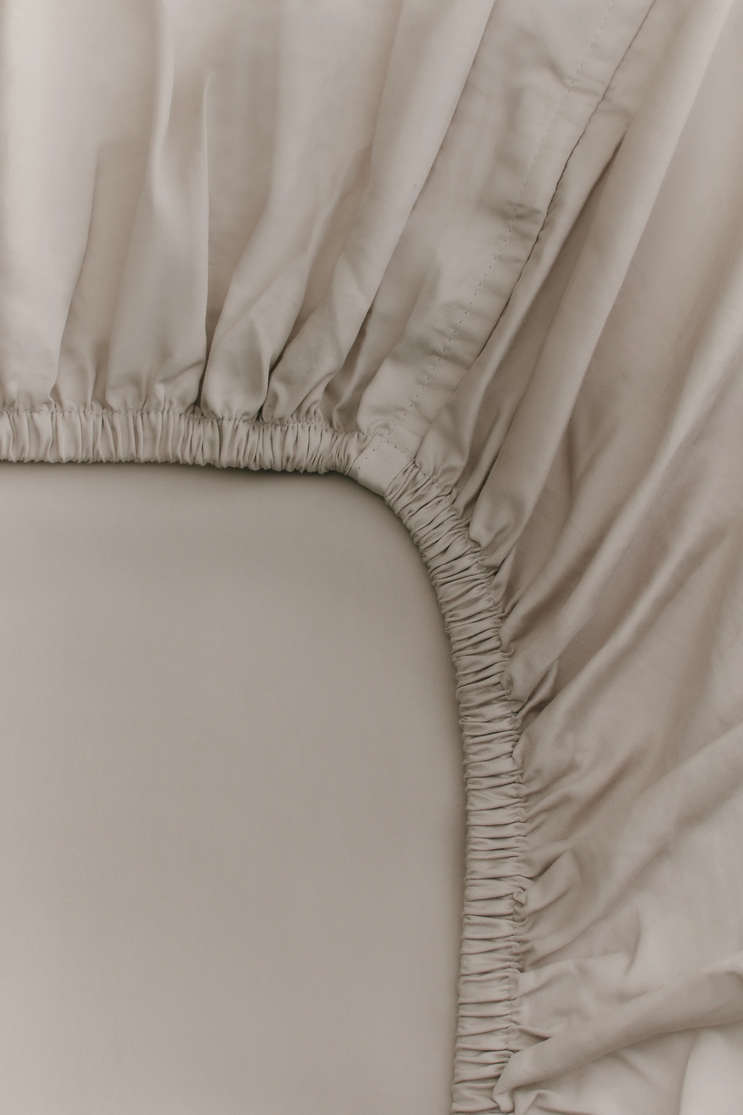 Fitted Sheet and Pillowcase Set in Aluminum - Image 5
