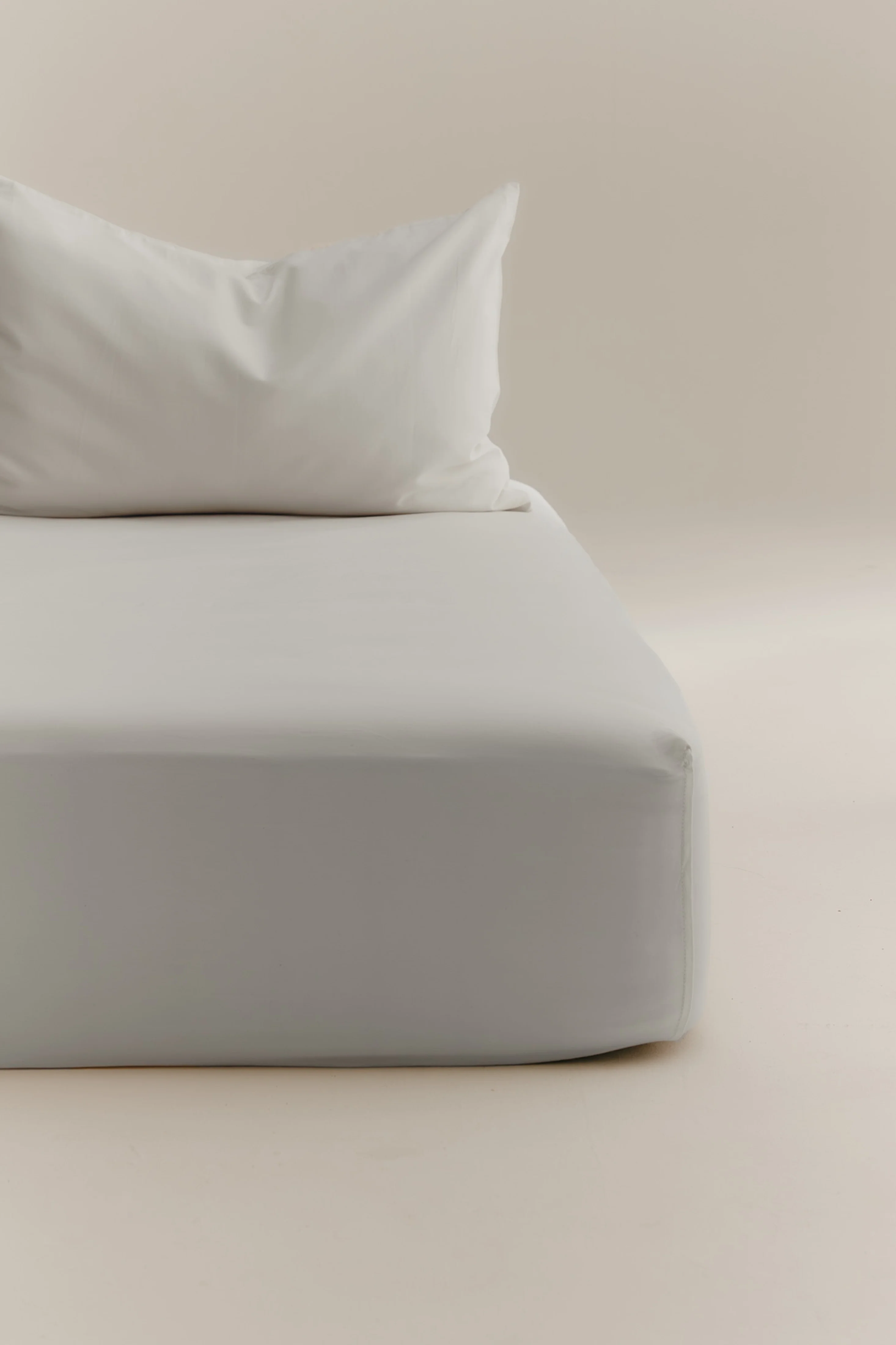 Fitted Sheet and Pillowcase Set in White - Image 4