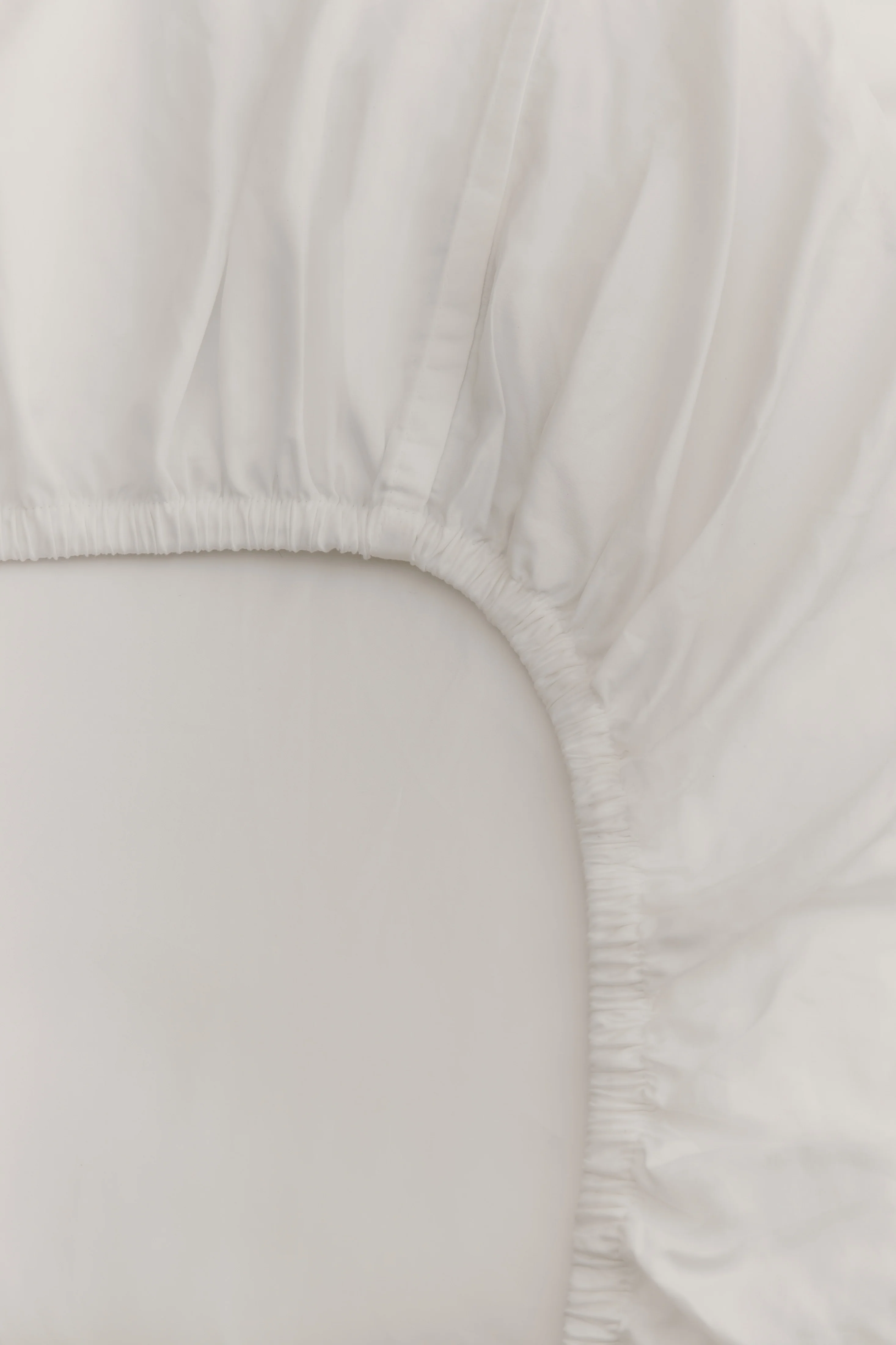 Fitted Sheet and Pillowcase Set in White - Image 5