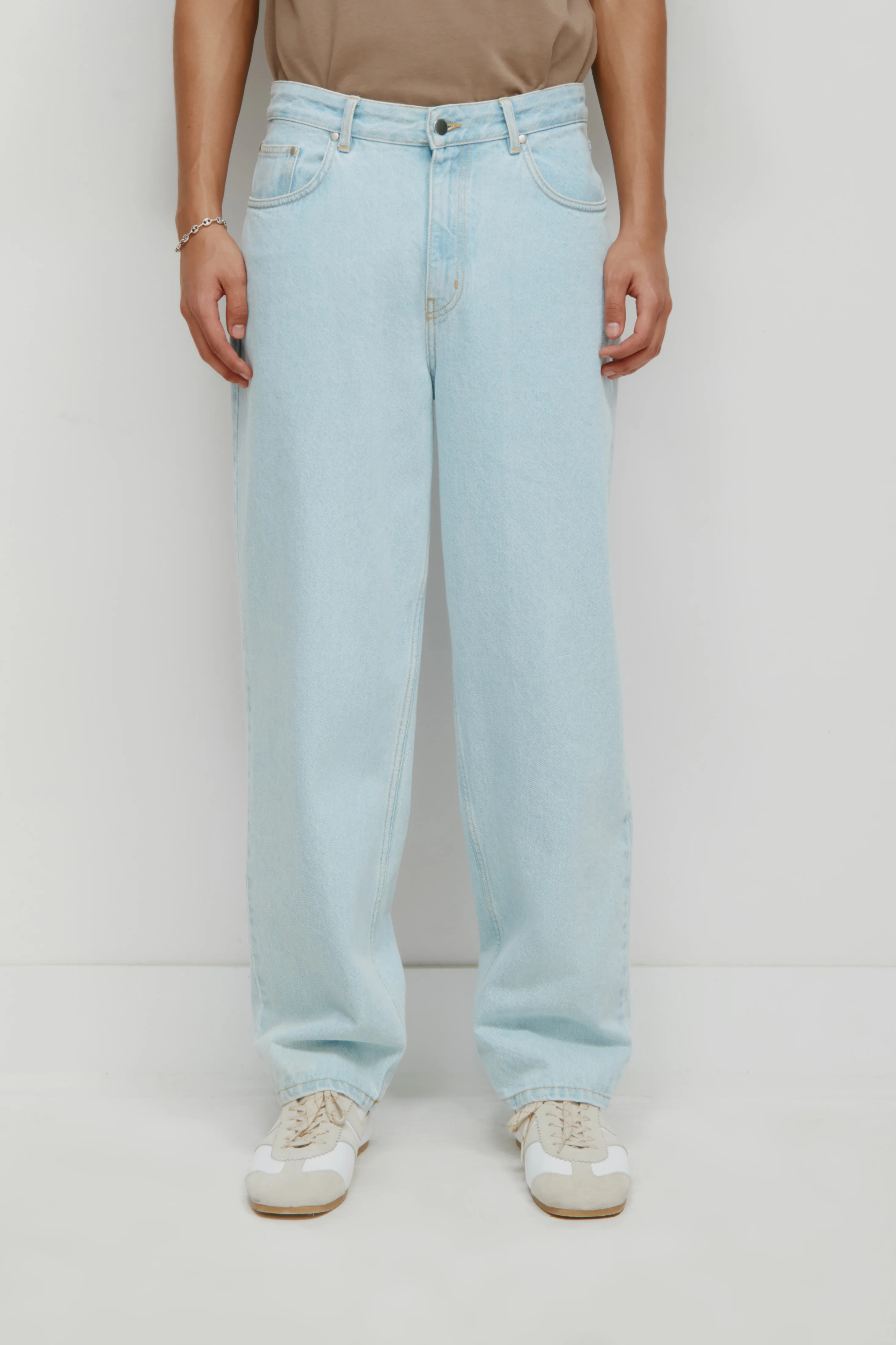 Antifit Denim in Light Wash - Image 3