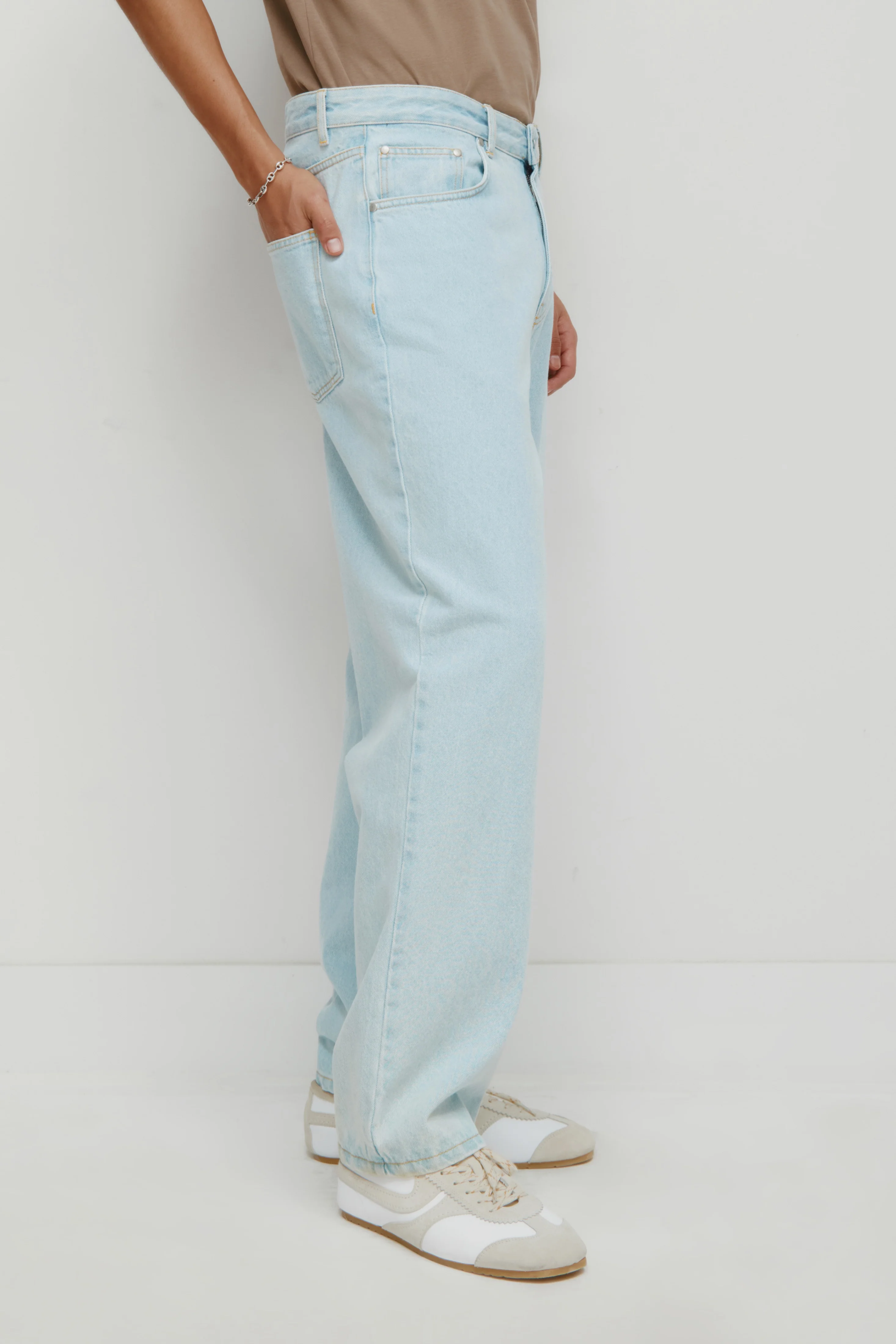 Antifit Denim in Light Wash - Image 5