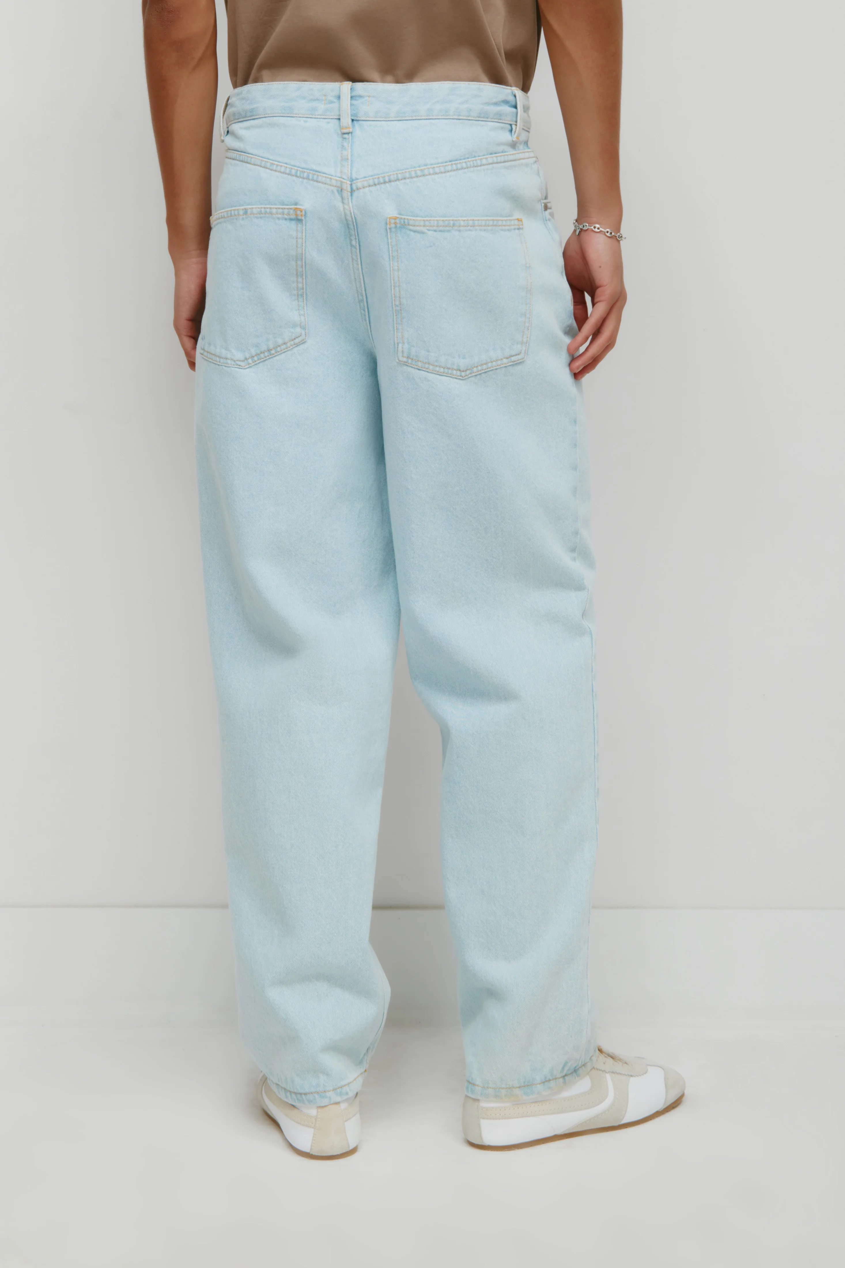 Antifit Denim in Light Wash - Image 7