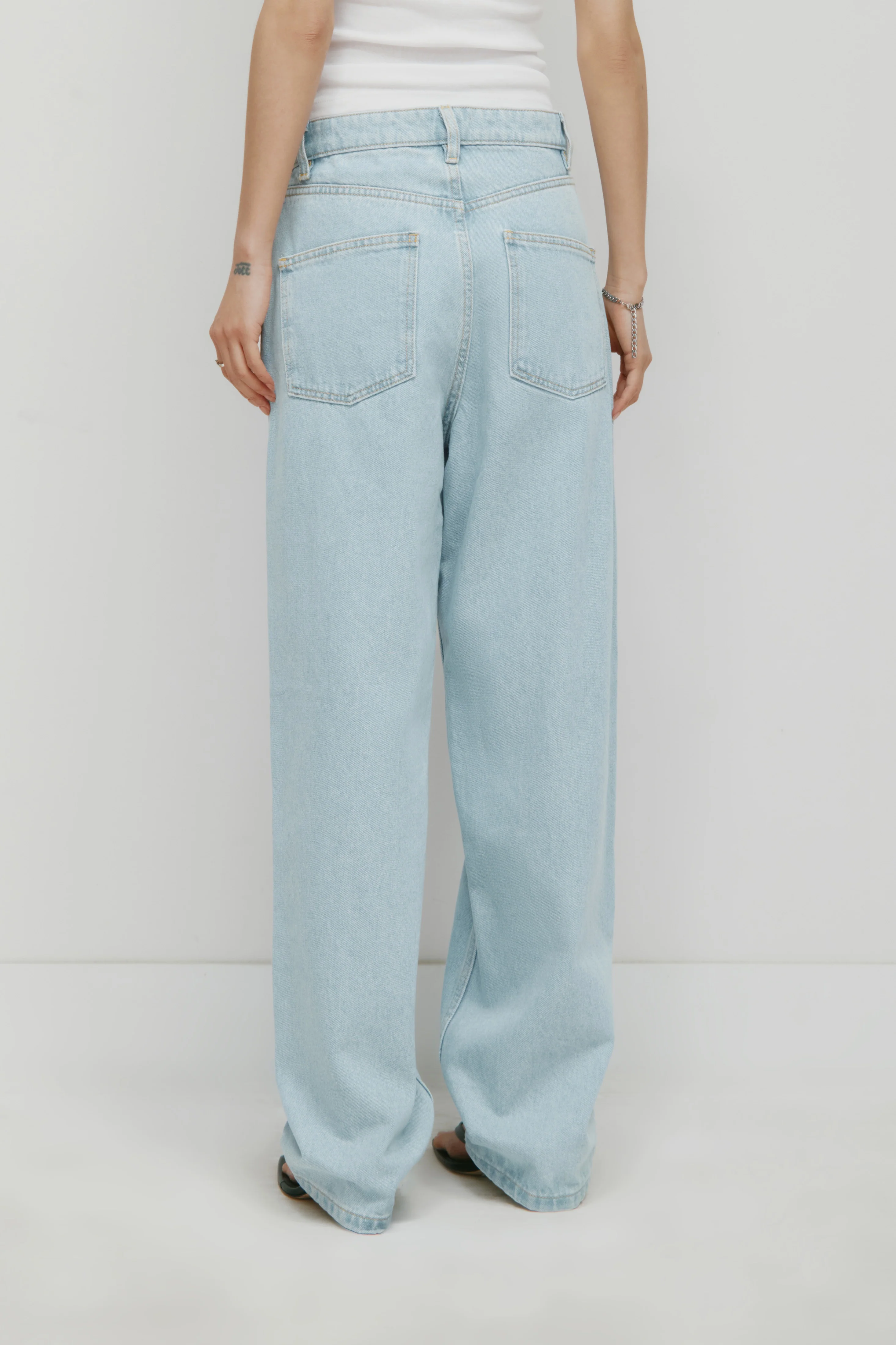 Antifit Denim in Light Wash - Image 8