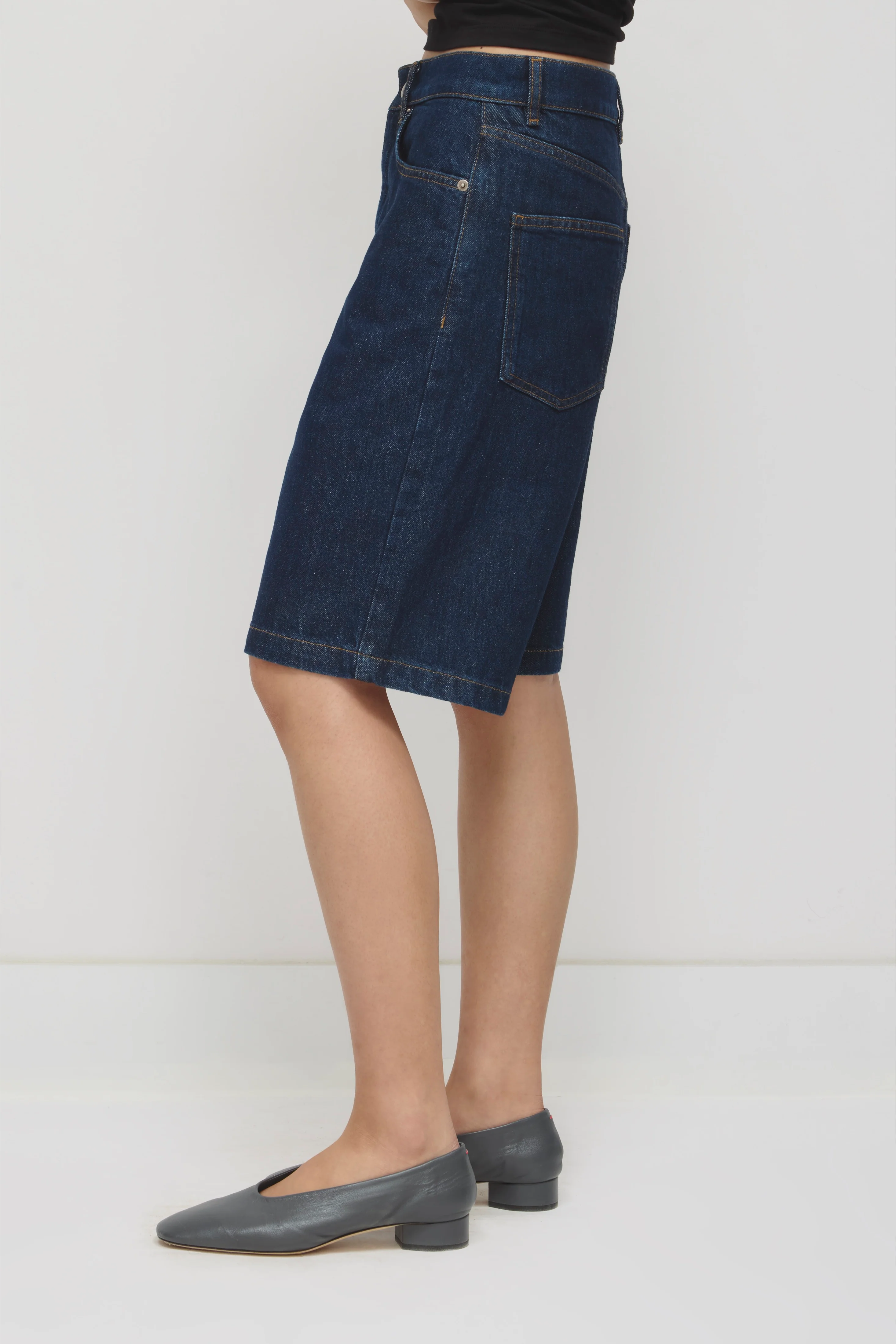 Unisex Antifit Denim Shorts in Dark Wash - Image 5