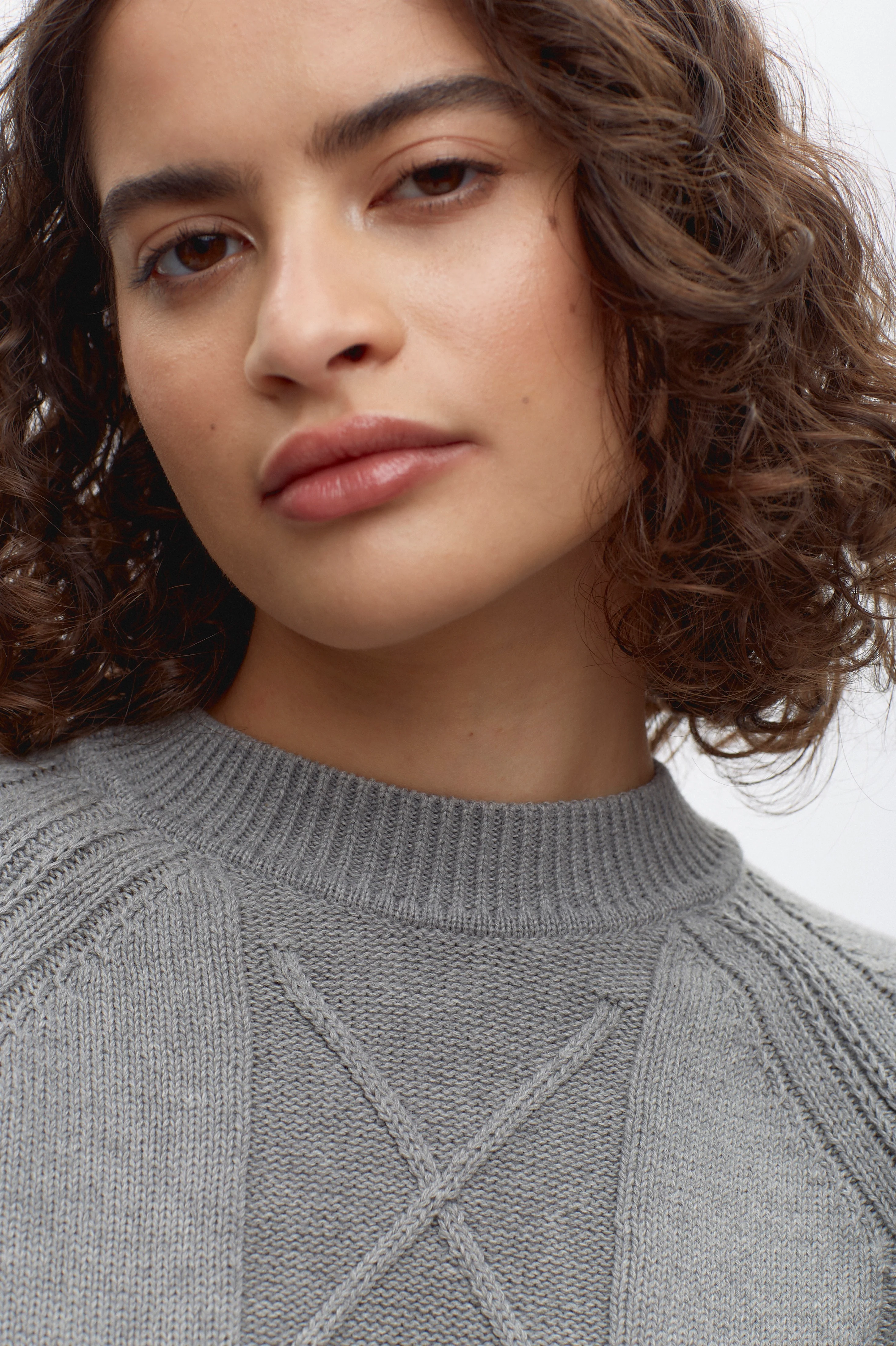 Women's Luxor Cable Sweater in Smoke Melange - Image 5
