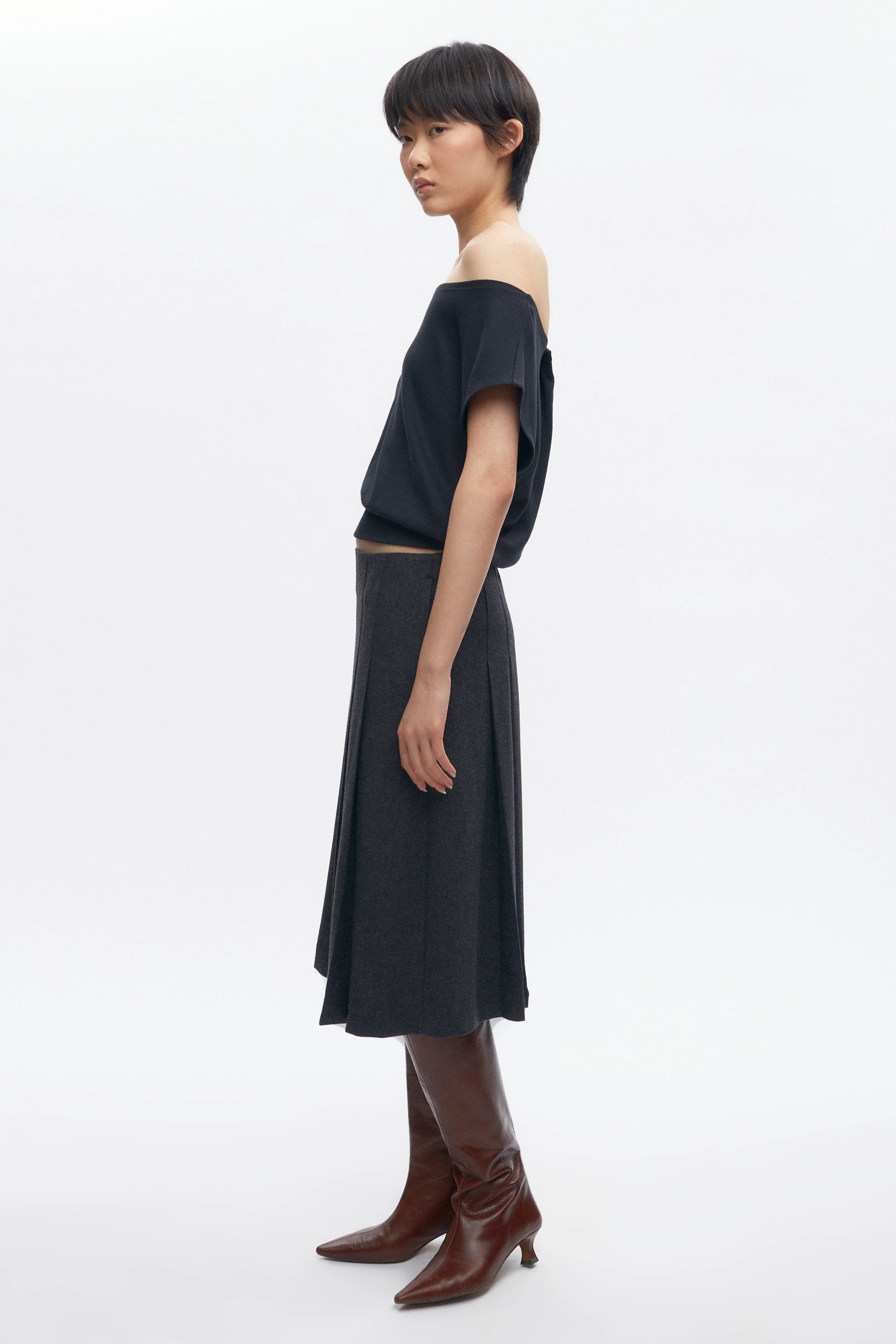Women's Muna Pleated Midi Skirt in Charcoal - Image 5