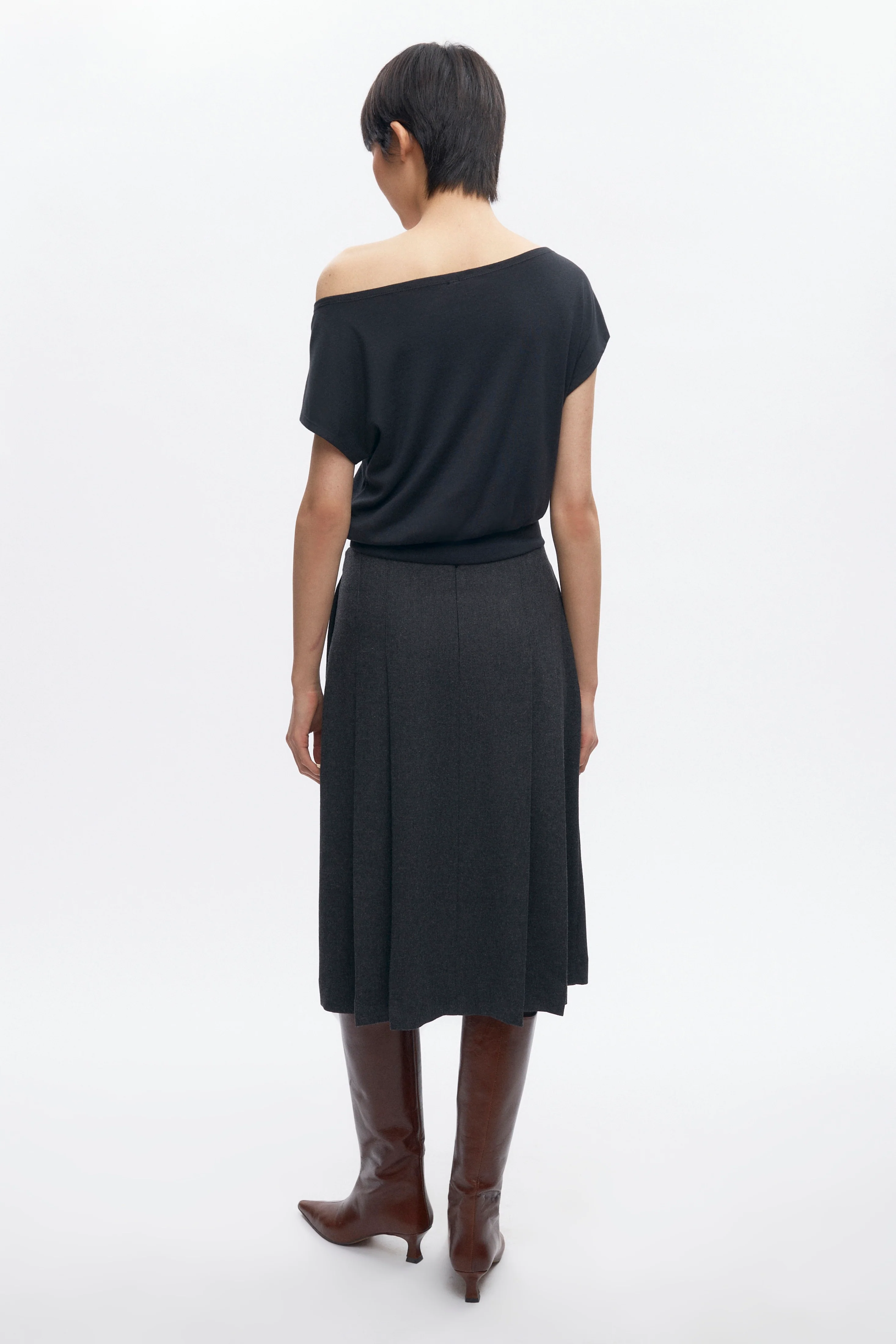 Women's Muna Pleated Midi Skirt in Charcoal - Image 6