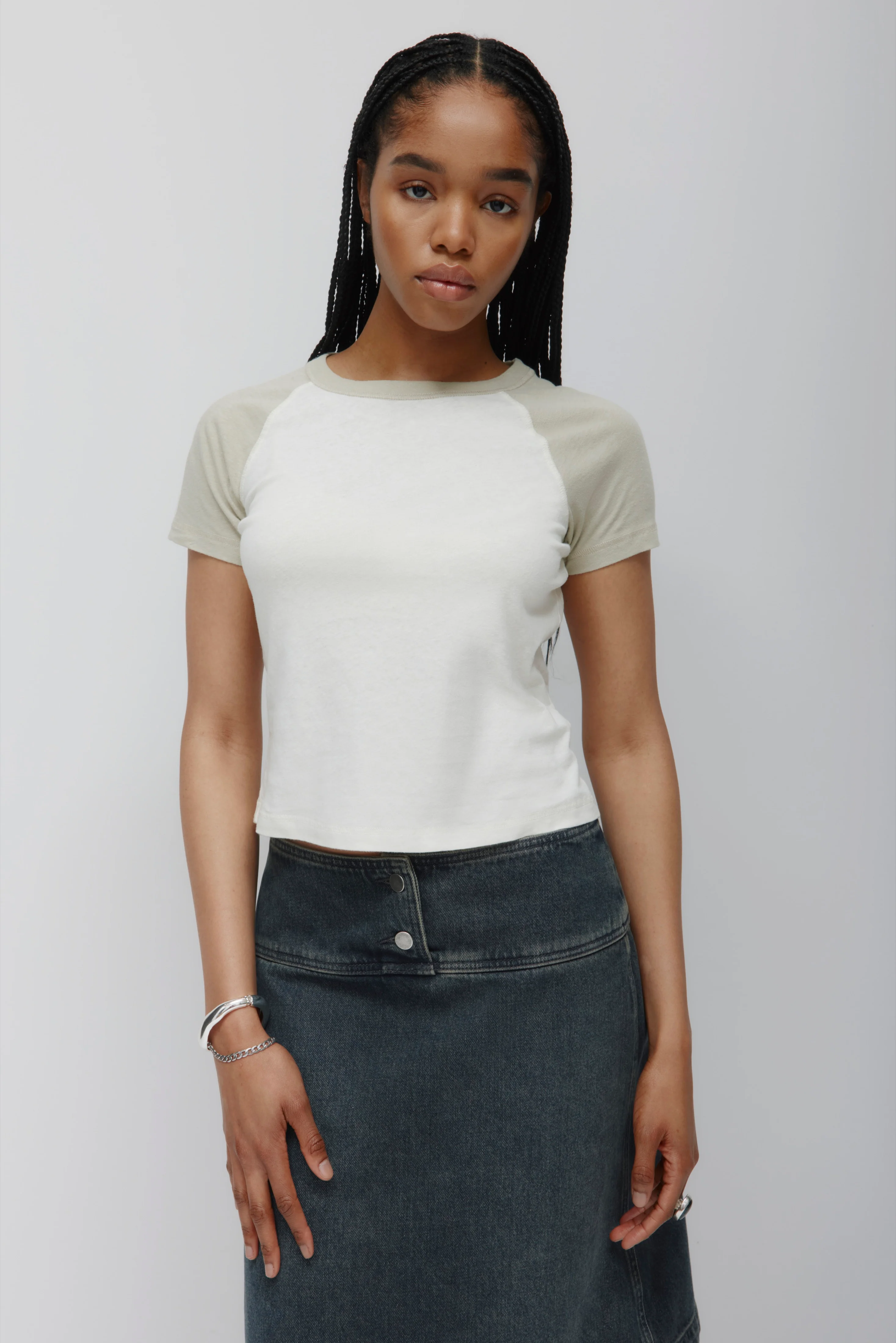 Women's Nassim Varsity Tee in Marshmallow/Dune Grass
