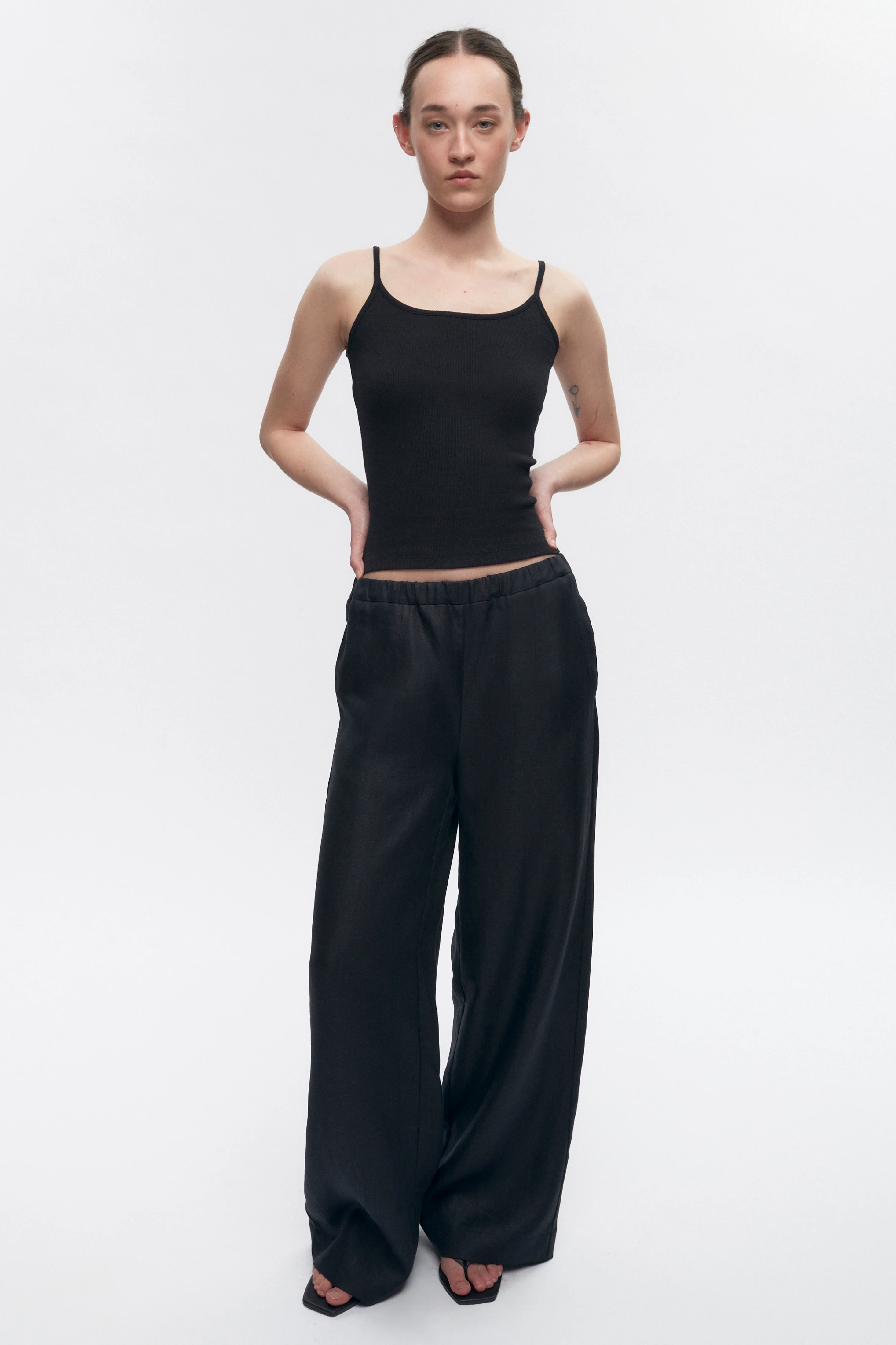 Women's Persea Linen Pull On Pants in Black